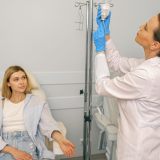 Aplicación de terapia intravenosa en Xtend Center para mejorar la salud celular en Panamá